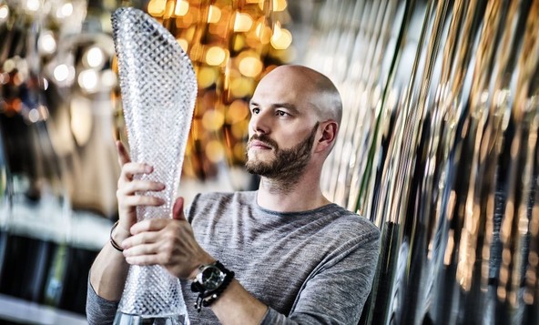 Zmagovalec dirke Tour de France prejel kristalni pokal ki so ga oblikovali pri kodi